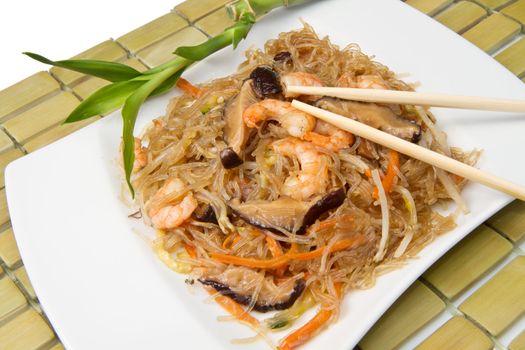 spaghetti chinese with shrimp and mushroom 