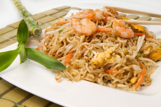 spaghetti chinese with shrimp and mushroom 