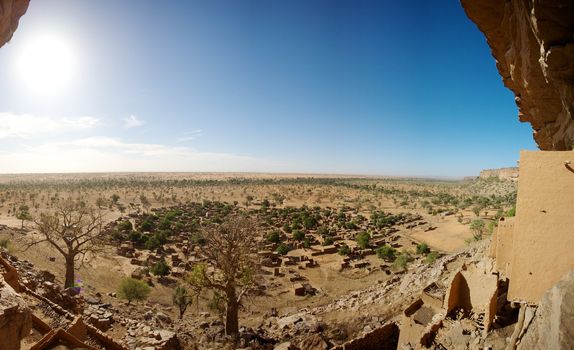 The Bandiagara site is an outstanding landscape of cliffs and sandy plateaux with some beautiful Dogon architecture