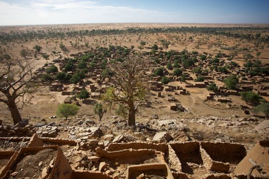 The Bandiagara site is an outstanding landscape of cliffs and sandy plateaux with some beautiful Dogon architecture