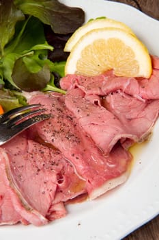 a dish of roastbeef with fresh salad