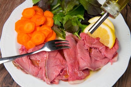 a dish of roastbeef with fresh salad