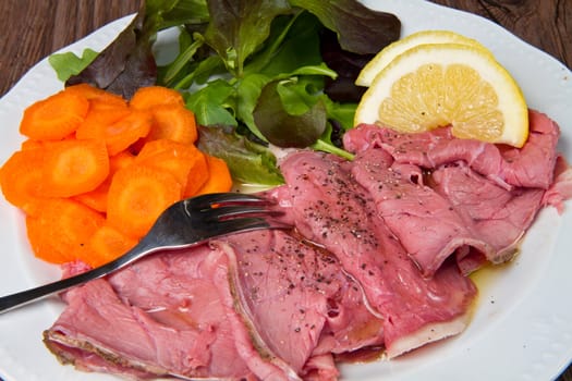 a dish of roastbeef with fresh salad