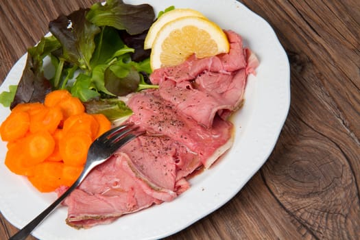 a dish of roastbeef with fresh salad