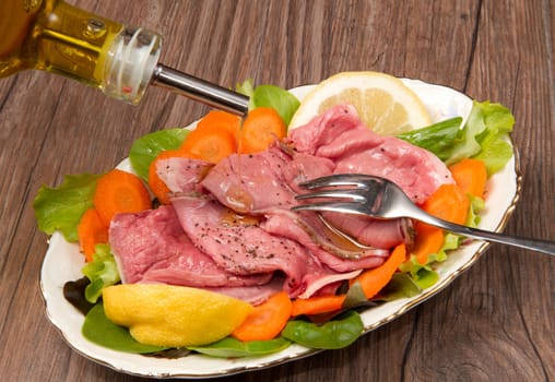 a dish of roastbeef with fresh salad