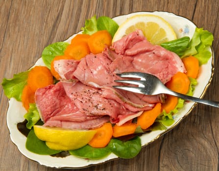 a dish of roastbeef with fresh salad