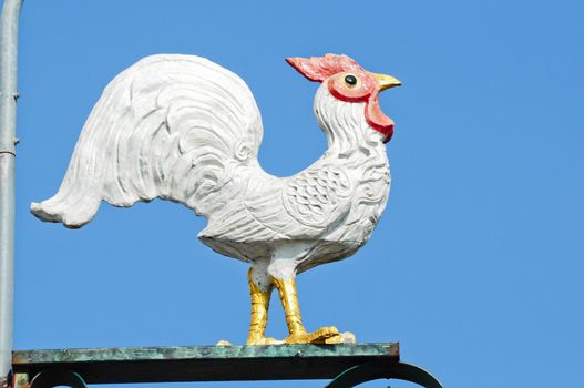 The chicken statue was decorated on the street light pole