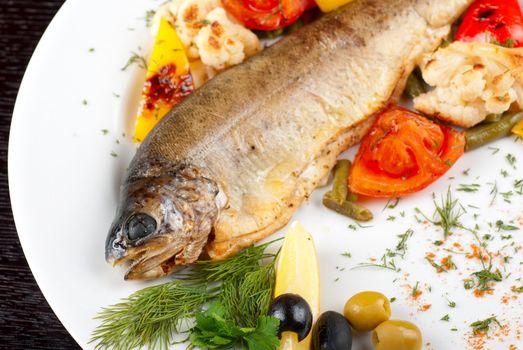 trout fish baked with pepper, string beans, tomato and cauliflower