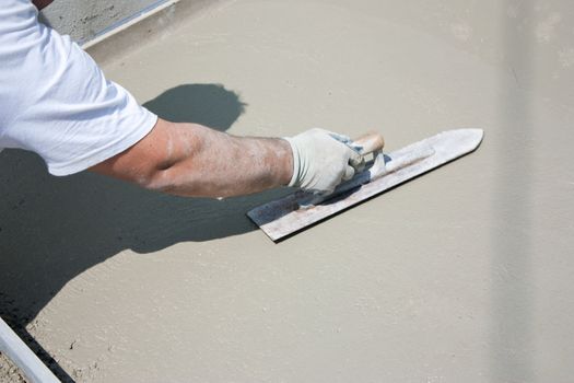 Mason building a screed coat cement