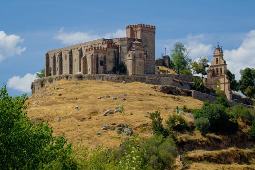 Castle that raise Aracena's city, placed in the mountain range of the same name.