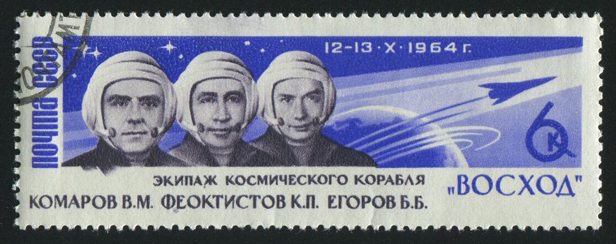 RUSSIA - CIRCA 1964: stamp printed by Russia, shows planet and astronaut Komarov, Feoktistov and Yegorov,  circa 1964.