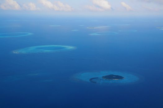 Islands and turquoise water seen from the air