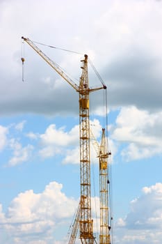 Building of the new high house by the crane