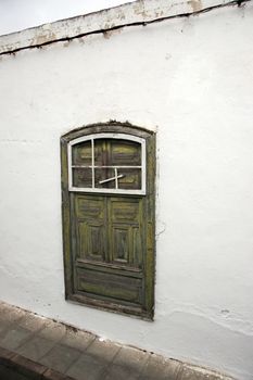 a window on a wall in lanzarote