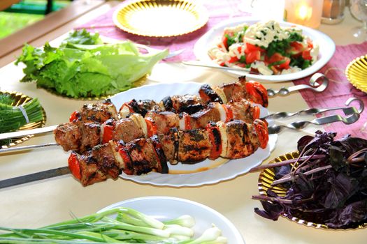 Picture with fried meat with tomato on the table