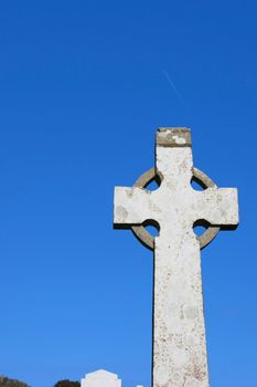 a celtic cross in an irish graveyard