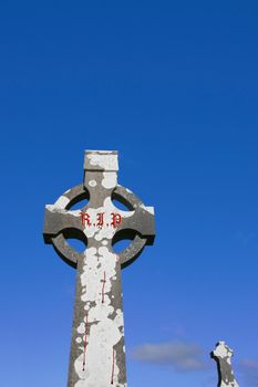 a celtic cross in an irish graveyard