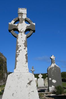 a celtic cross in an irish graveyard