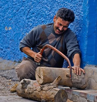 Turkish man sawing in Ankara street 