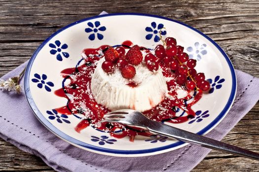 cooked whipped cream with straberry and ribes