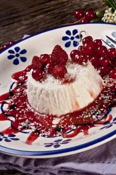 cooked whipped cream with straberry and ribes