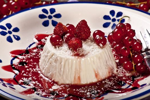 cooked whipped cream with straberry and ribes