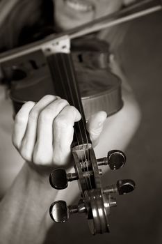 The man playing its violin close-up