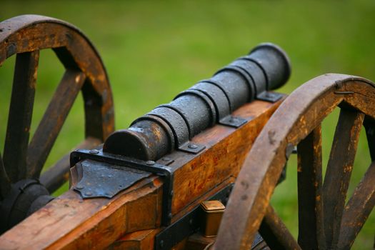 The horizontal image of a medieval gun on a green background