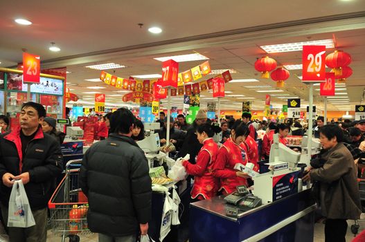 Crowded  supermarket in shanghai before chinese new year