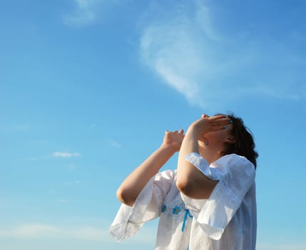 The shouting woman. On a background of the blue sky.