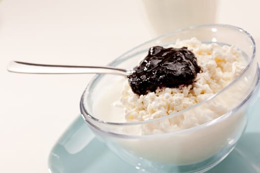 food series: glassy bowl with cottage cheese and jam