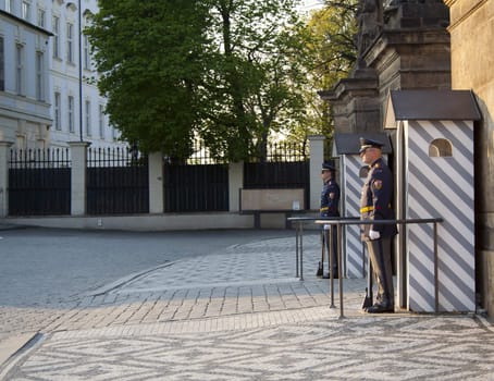 honor guard, a guard shack, soldiers are serving.