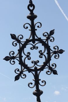 Geschmiedetes Kreuz mit blauem Himmel im Hintergrund	
Forged Cross with blue sky in the background