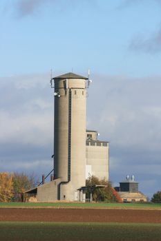 großes Vorratssilo eines Landwirtschaftlichen Betriebes	
large storage silo of a farm