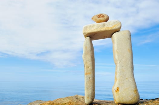 Balancing of longest pebbles on the sea coast