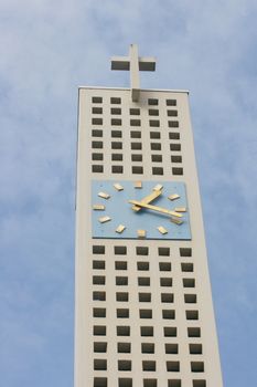 Moderner Kirchturm mit  Uhr und Kreuz	
Contemporary church tower with a clock and a cross