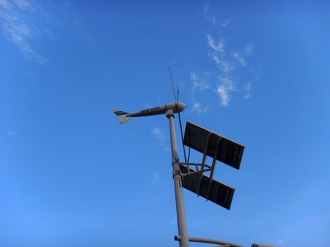 Solar energy and wind energy street lamp