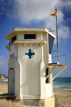 Laguan Beach lifeguard tower witht the ocean in the background.