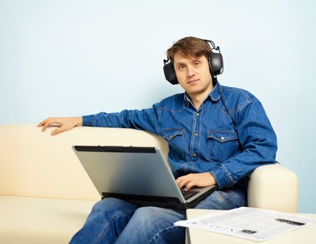 People at home listening to symphonic music with a computer