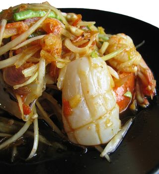 Spicy papaya salad with seafood