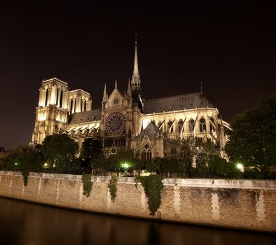 Notre dame da Paris seen from across the Seine river