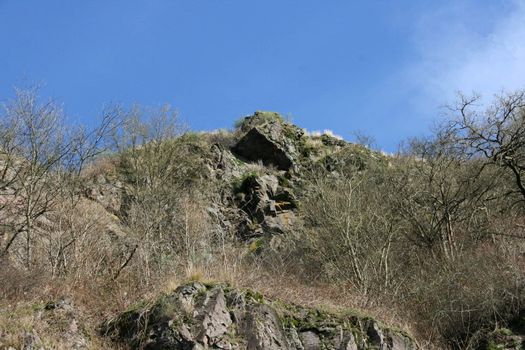 Felsen mit kargen Bewuchs aus der Froschperspektive gesehen    Rocks with sparse vegetation as seen from the frog perspective 