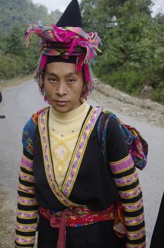 On the road a couple ethnic La Chi and their baby will travel 20 km walk to the wedding of a neighbor. They left at night to arrive before noon. If the woman has retained the traditional clothing, men often abandoned.