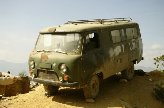 Some mini bus identical to this one provide for those who can afford a ticket, the link with the nearest market. In the remote mountains of northern Vietnam, there is no public company.
These buses carry people, but also the baggage, Small animals, vegetables and all goods for the weekly market