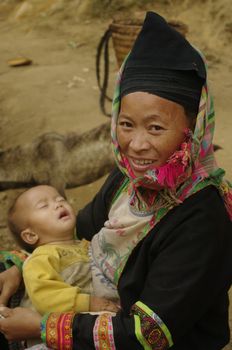 Phu La  woman and her baby. The temperature has dropped for some time. It's cold in the mountains