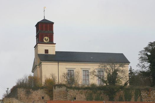 Kirche auf Bergspitze in Grumbach,Deutschland	
Church to the mountain peak in Grumbach, Germany