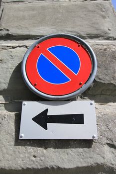 Sign for forbidden park and arrow on the wall of a house