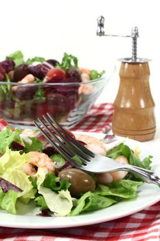 mixed leaf salad with shrimp and tomatoes