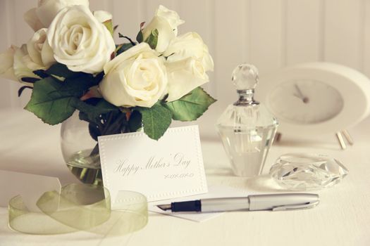 Note card with white roses and fountain pen