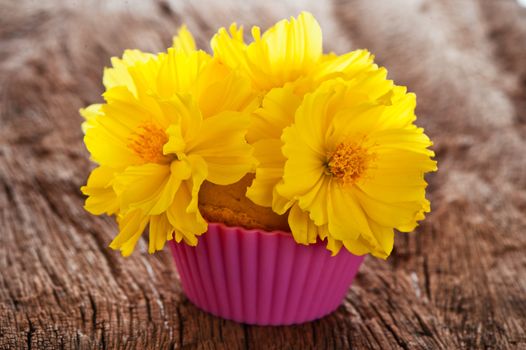 Small bouquet of flowers on an edible content